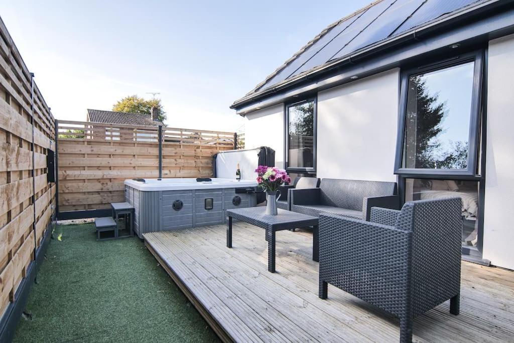 Hoxne Cottages - Sunflower Cottage With Private Hot Tub Йорк Екстериор снимка