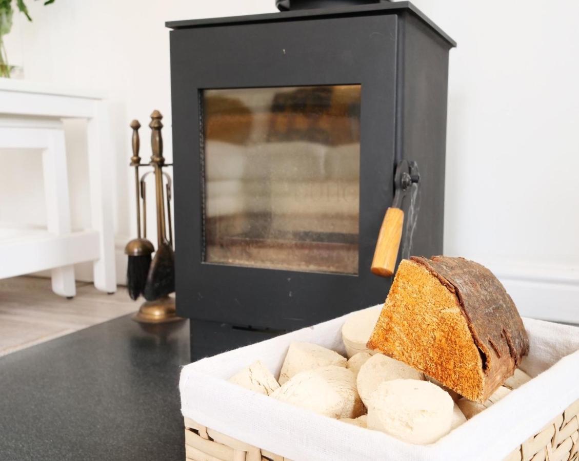 Hoxne Cottages - Sunflower Cottage With Private Hot Tub Йорк Екстериор снимка